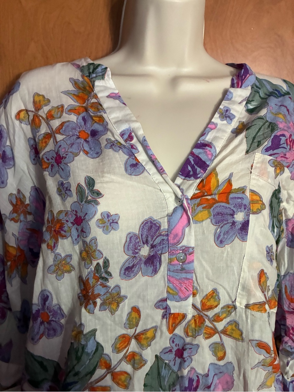 Women’s White Floral V-Neck Button Front Blouse - Picture 3 of 6